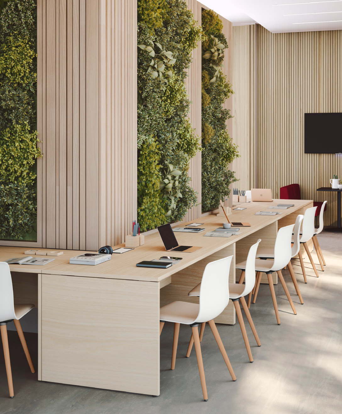 Una sala de conferencias con mesas y sillas y una pared verde detrás de ellas.