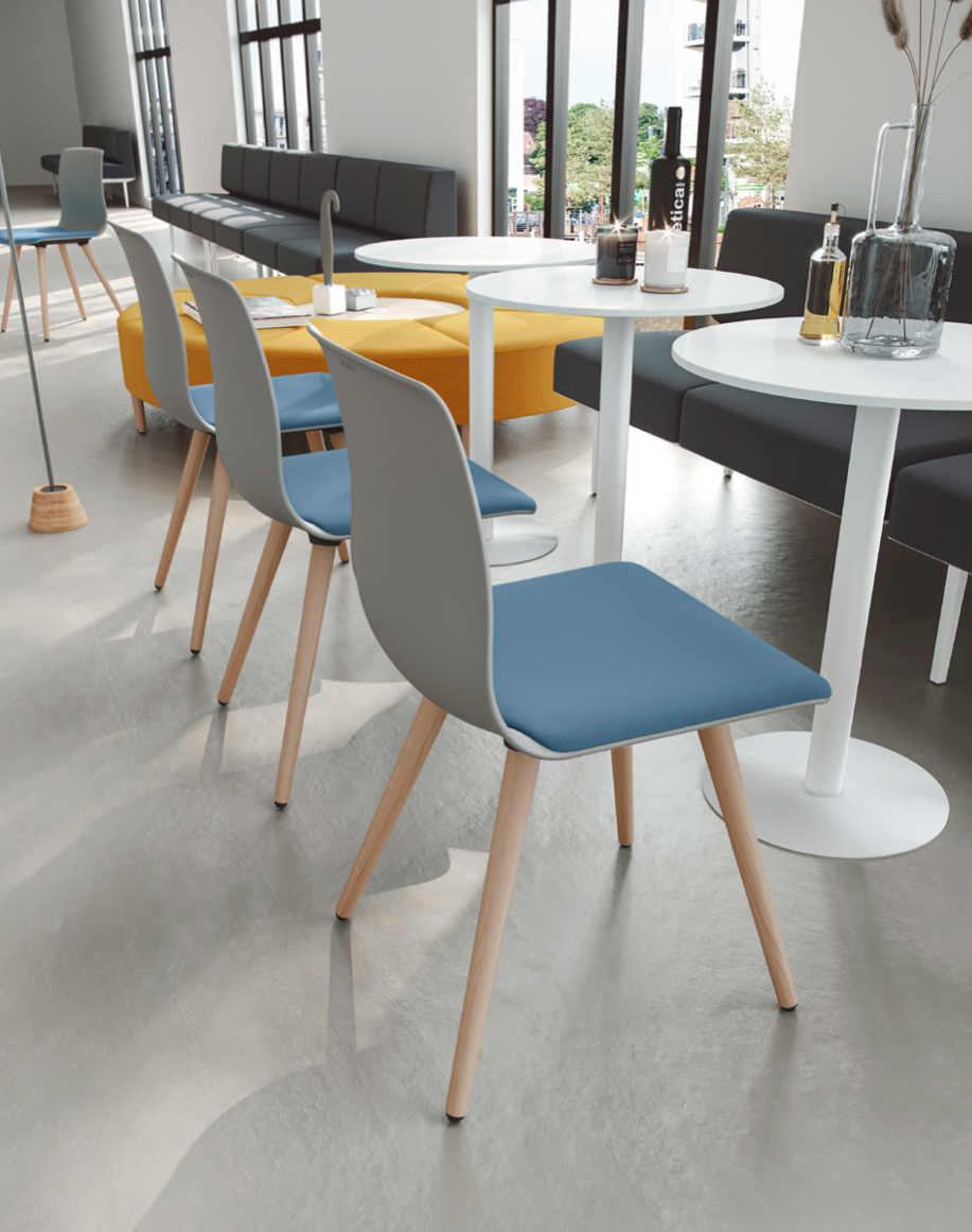 Una habitación con muchas sillas y mesas