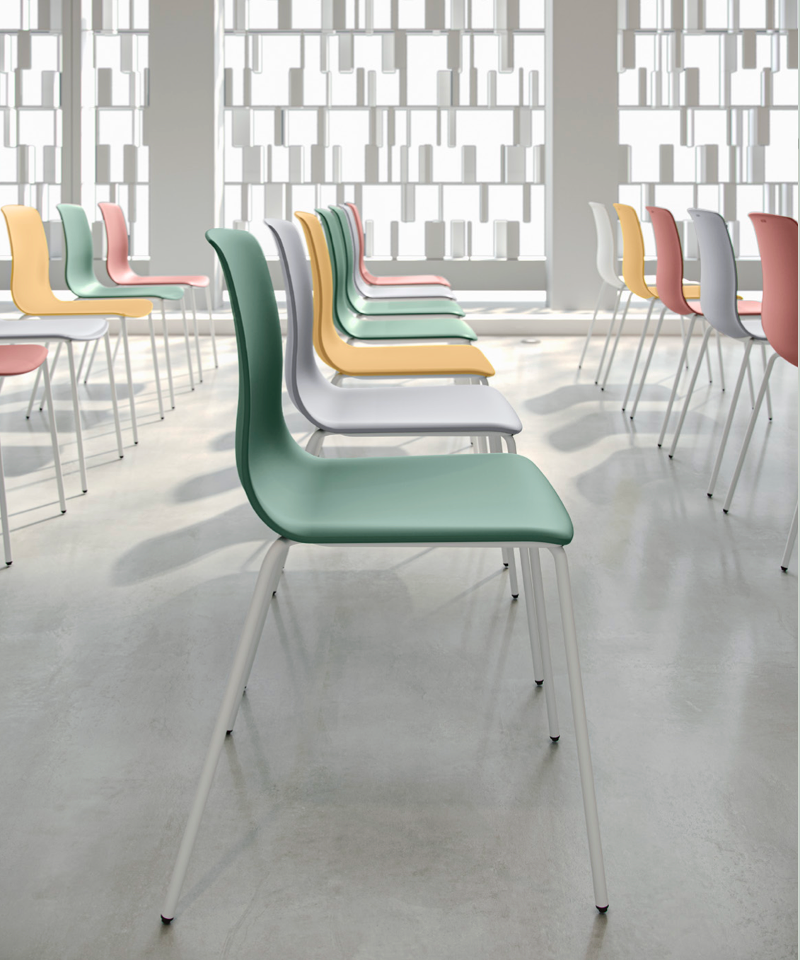 Una fila de sillas de colores están alineadas en una habitación.