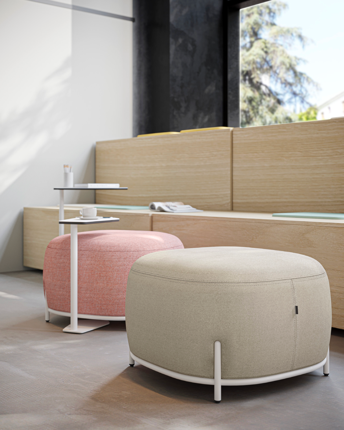 Dos otomanas están sentadas una al lado de la otra en una habitación.