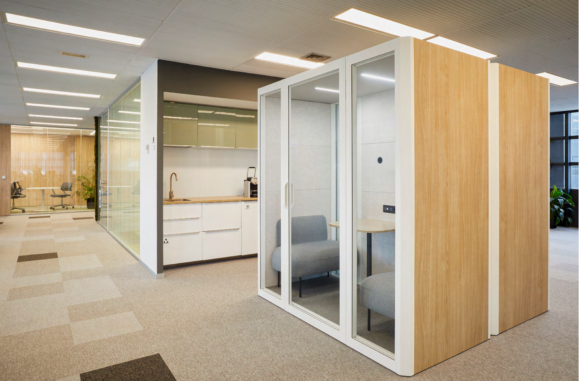 Una habitación con un sofá y una mesa.