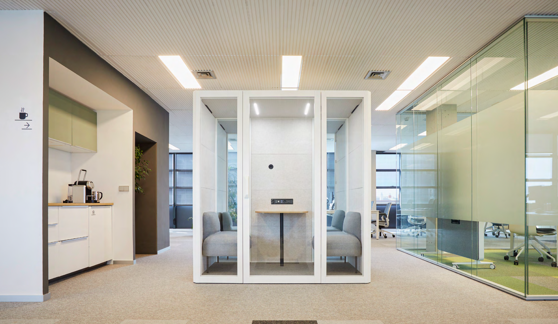 Una habitación con una mesa y sillas.