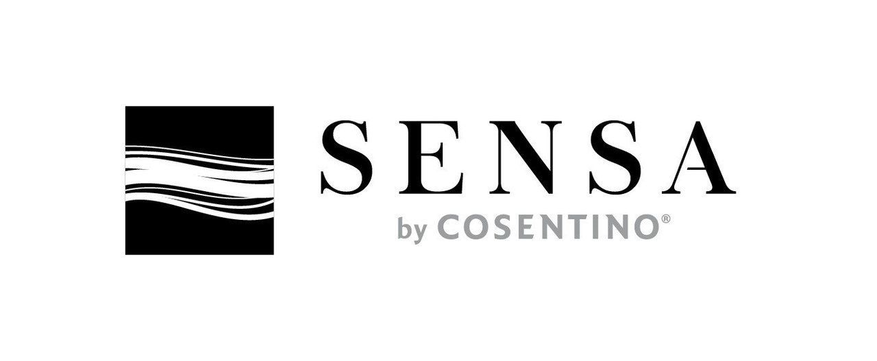 El logotipo de SENSA by COSENTINO presenta un cuadrado negro con ondas blancas y el nombre de la marca.