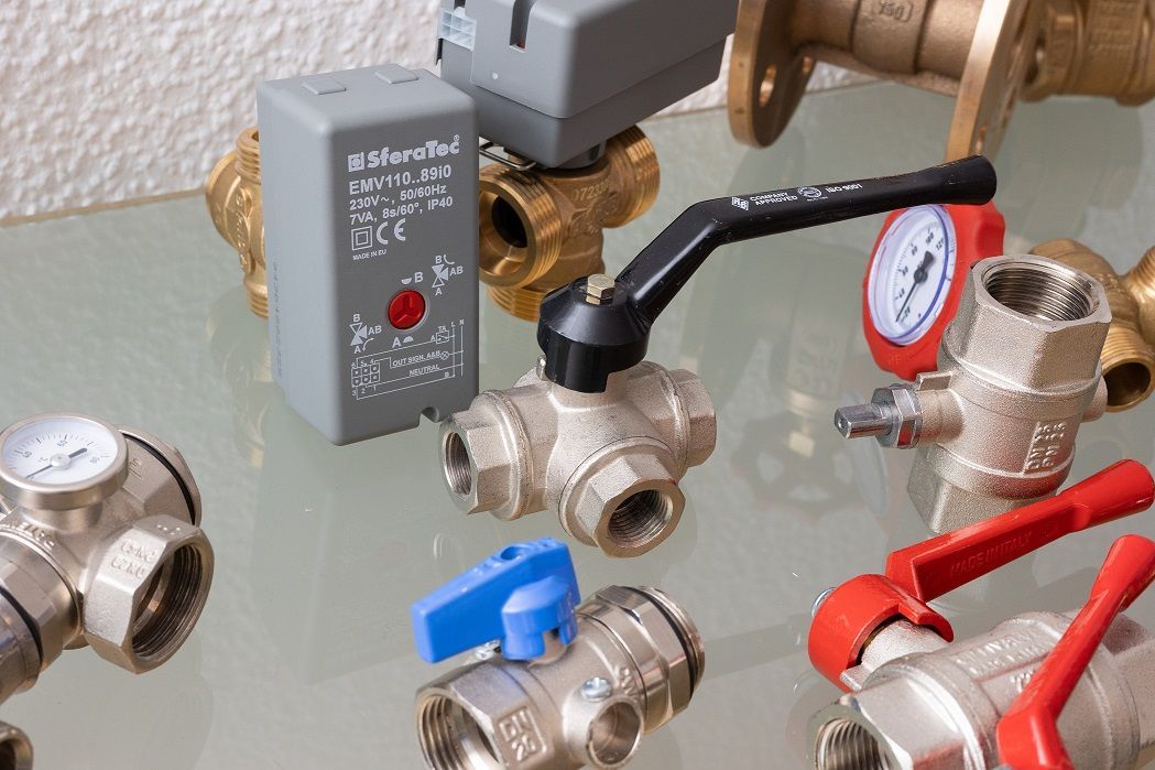 Drei Wege Kugelhahn, Stellantrieb | SferaTec Gebäudetechnik