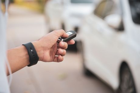 Personne qui ouvre une voiture