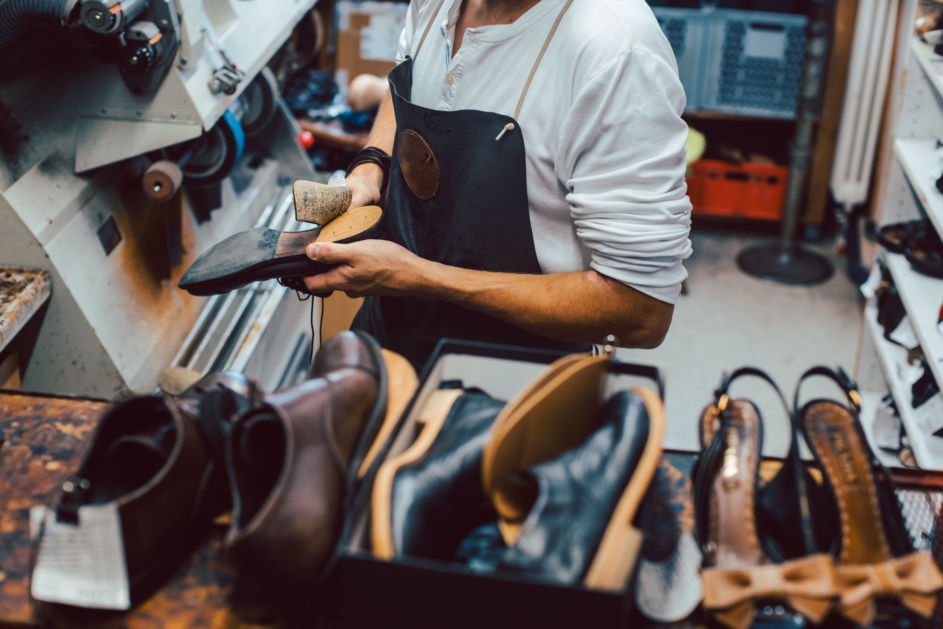 Cordonnier dans un atelier