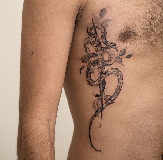 Une femme tatouée qui sourit