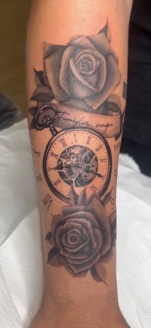 Tatouage de rose avec boussole