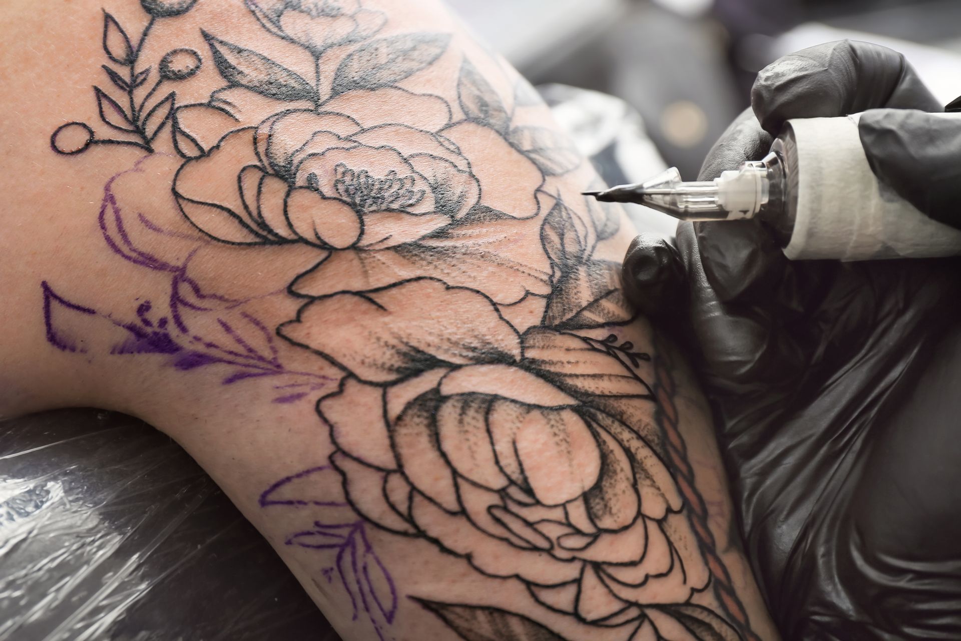 Fleur dessinée par un tatoueur