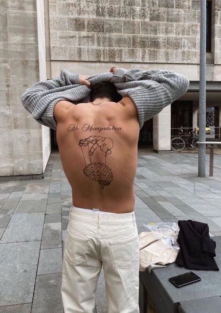 Homme avec tatouage dans le dos