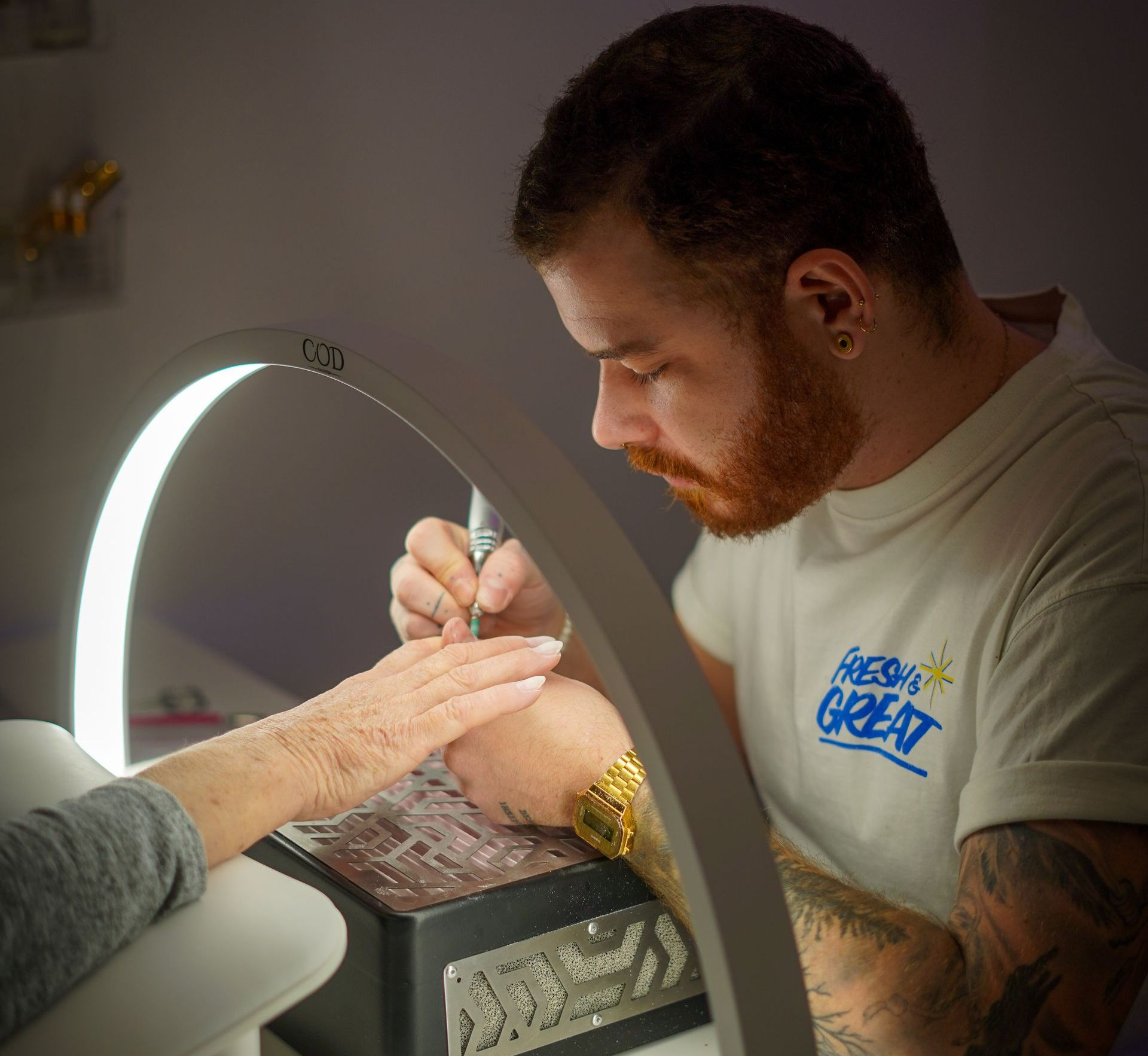 Un strass qui va être posé sur une dent