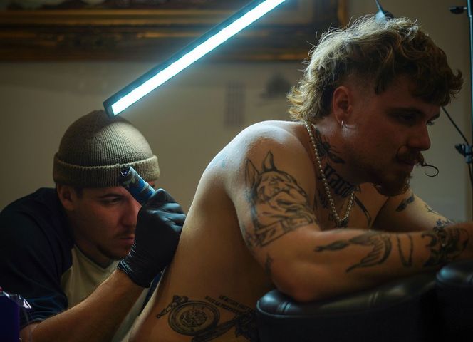 Tatouage d'oiseau sur avant-bras