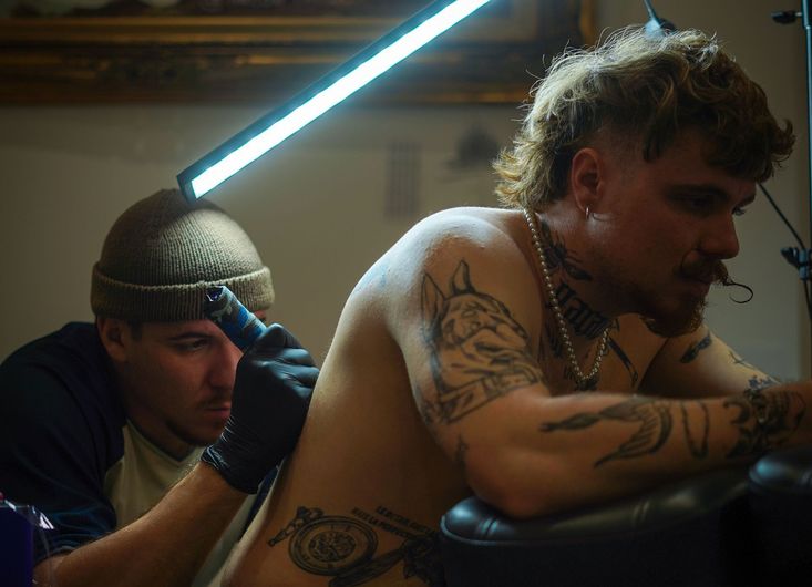 Tatouage d'oiseau sur avant-bras