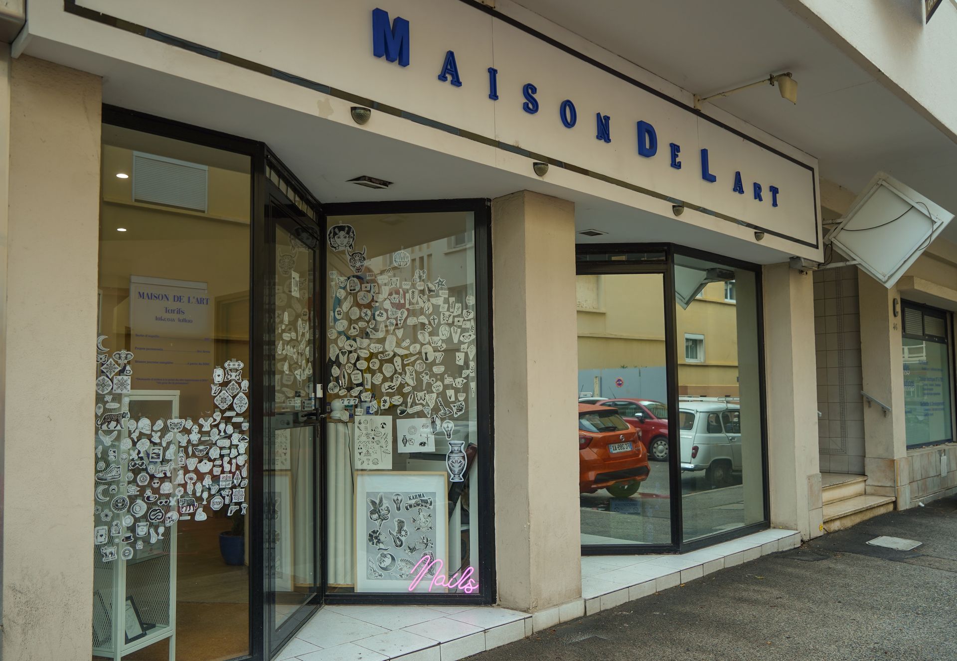 Une femme avec un piercing au nez