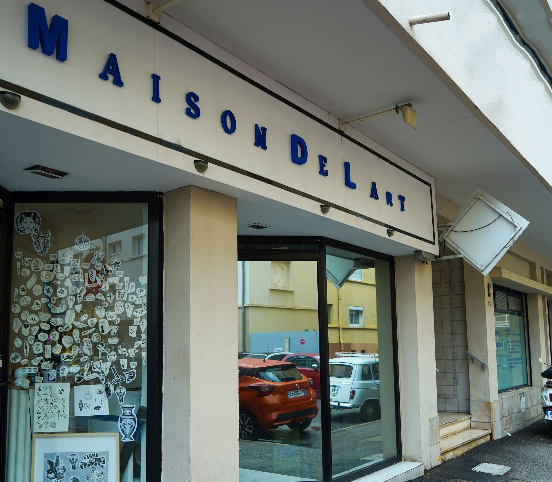 Un tatoueur avec son matériel tatoue un dessin