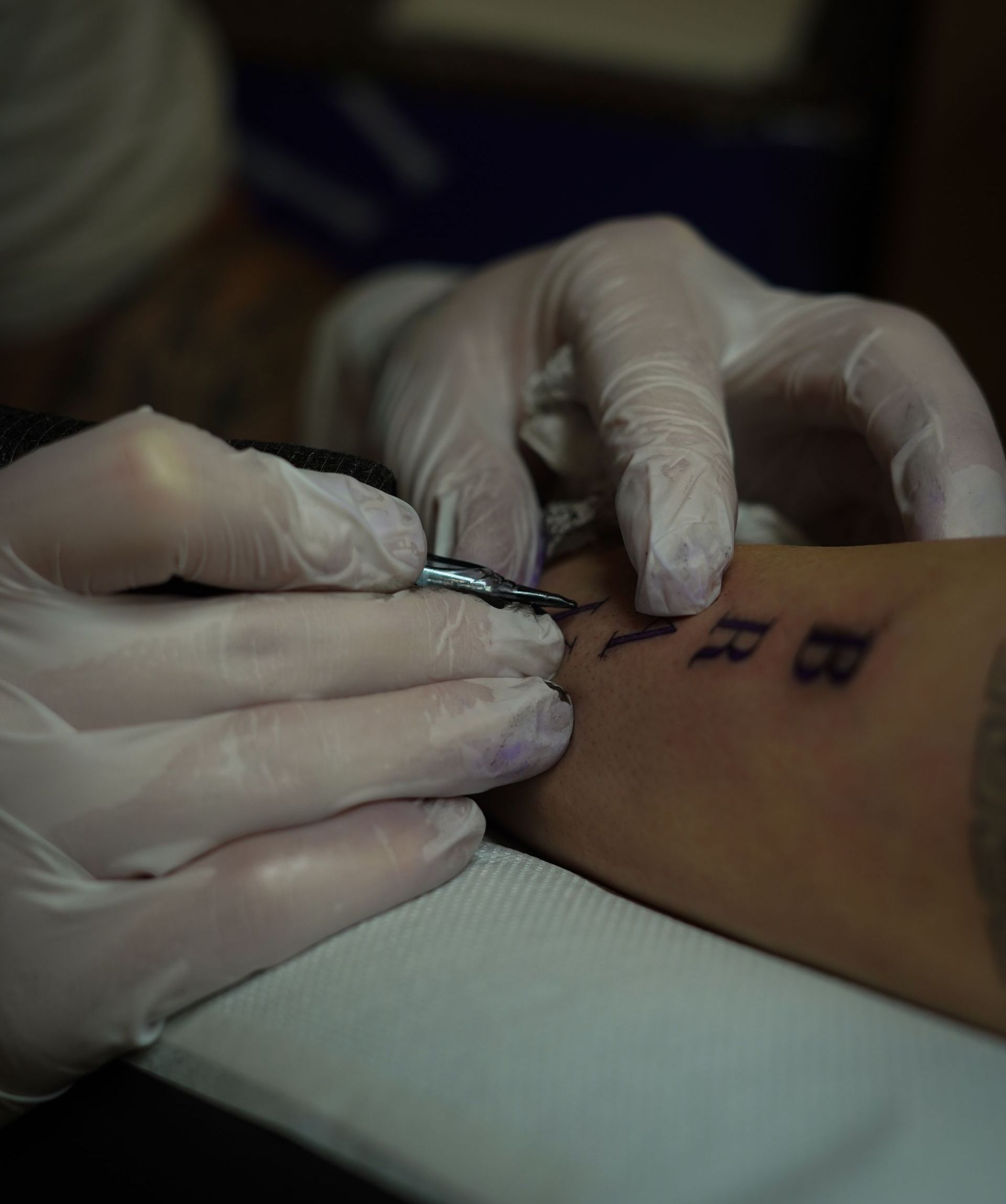 Homme tatouant un bras