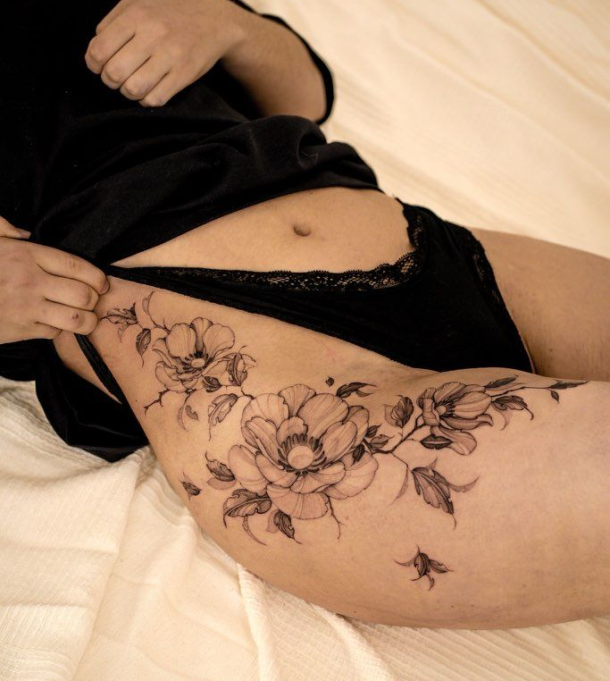 Tatouage minimaliste de rose