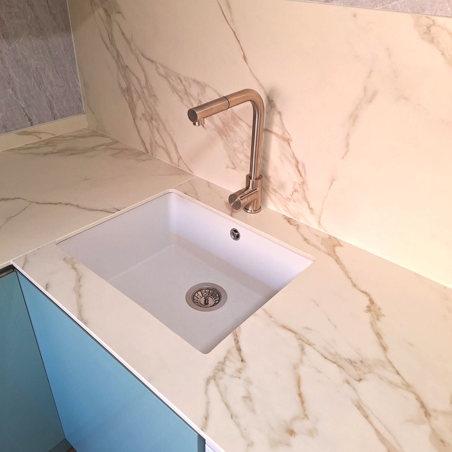 Una cocina con encimeras de granito y gabinetes de madera.