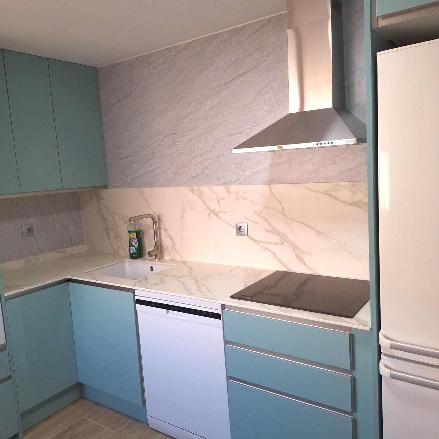 Una cocina con estufa y una ventana con plantas en macetas en el alféizar.