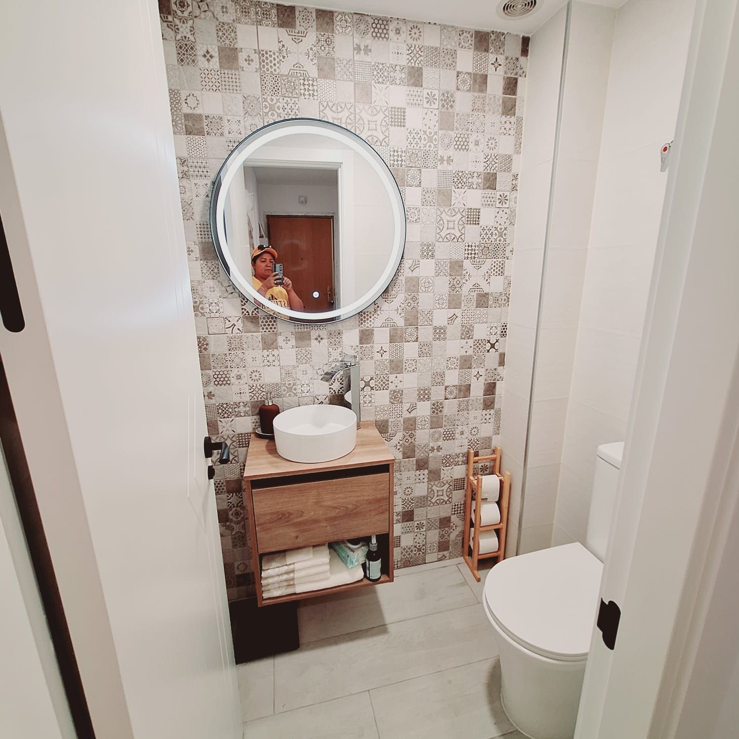 Un baño con inodoro, lavabo y espejo.
