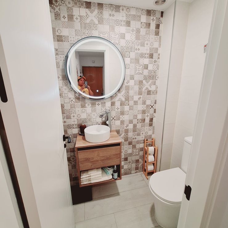 Un baño con inodoro, lavabo y espejo.
