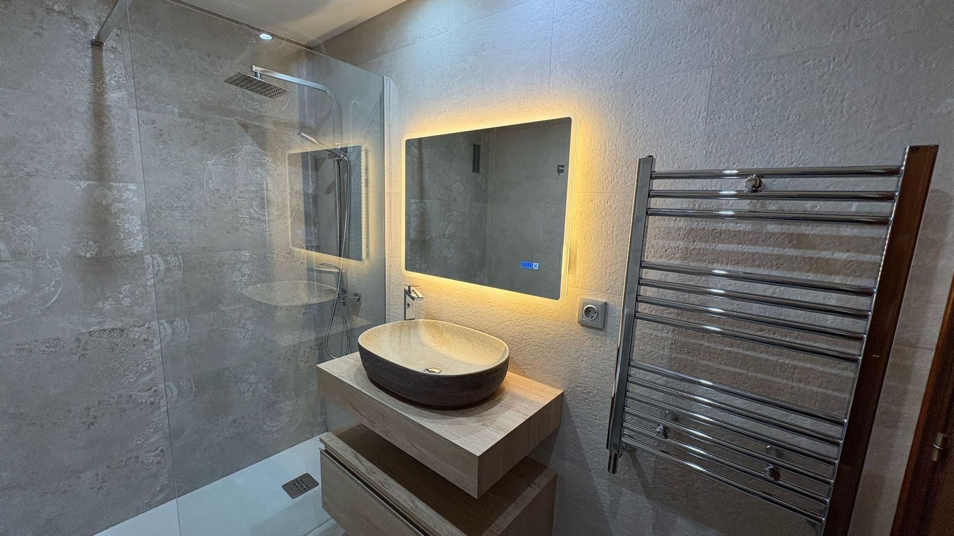 Un baño con inodoro, lavabo y ventana.