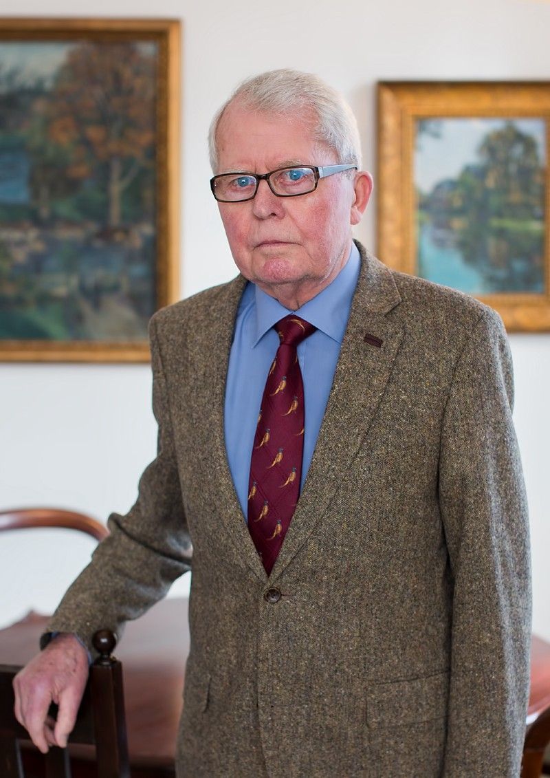 Rechtsanwalt Hermann Richter blickt mit entschlossenem Gesicht in die Kamera.