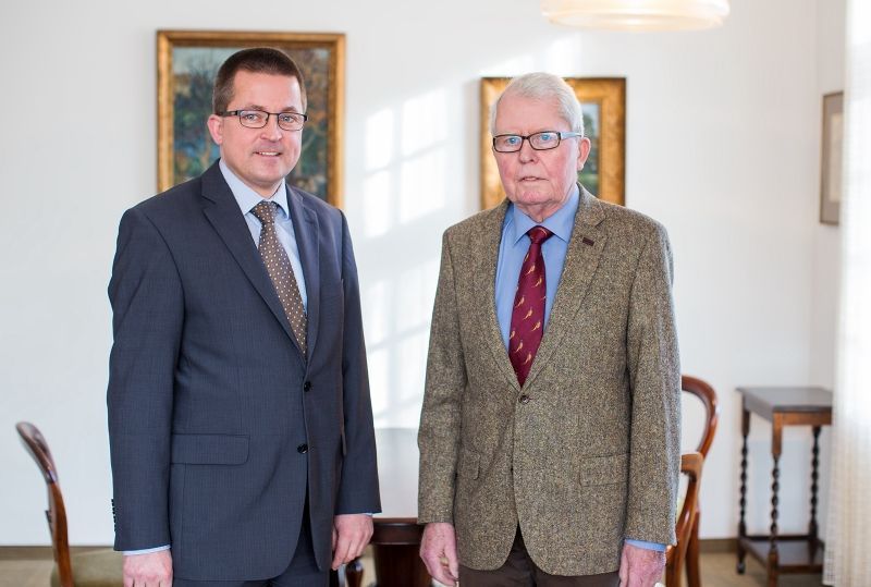 Rechtsanwalt Hermann Richter blickt mit entschlossenem Gesicht in die Kamera.