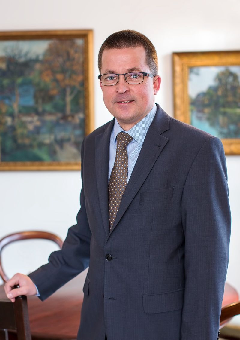 Rechtsanwalt Hermann Richter blickt mit entschlossenem Gesicht in die Kamera.