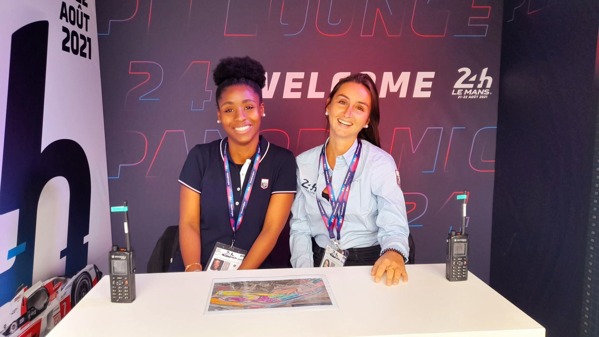 Deux hôtesses d'accueil