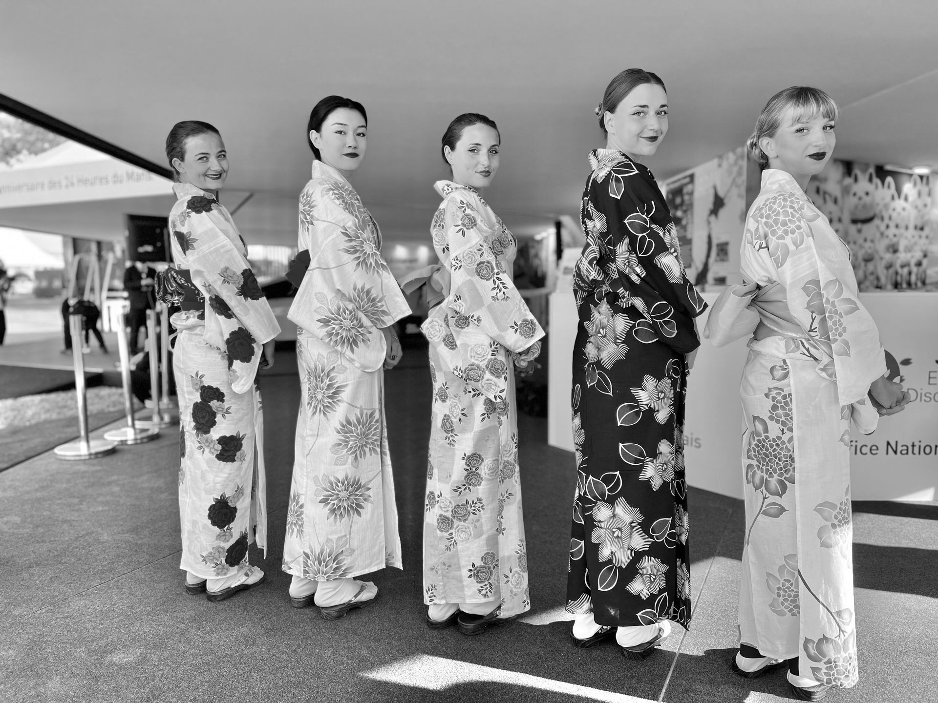 5 jeunes femmes en kimono