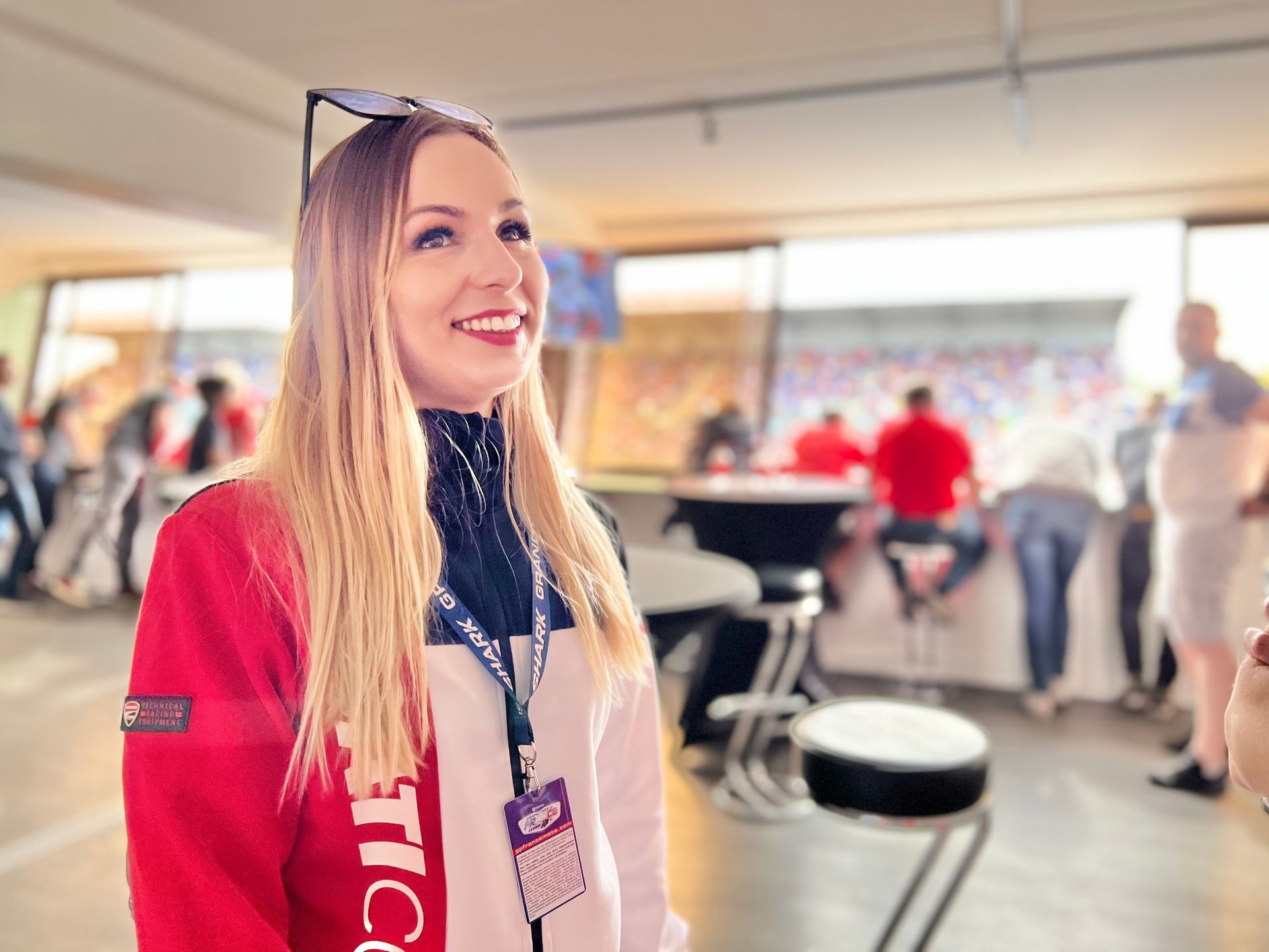 Hôtesse d'accueil souriante avec un badge