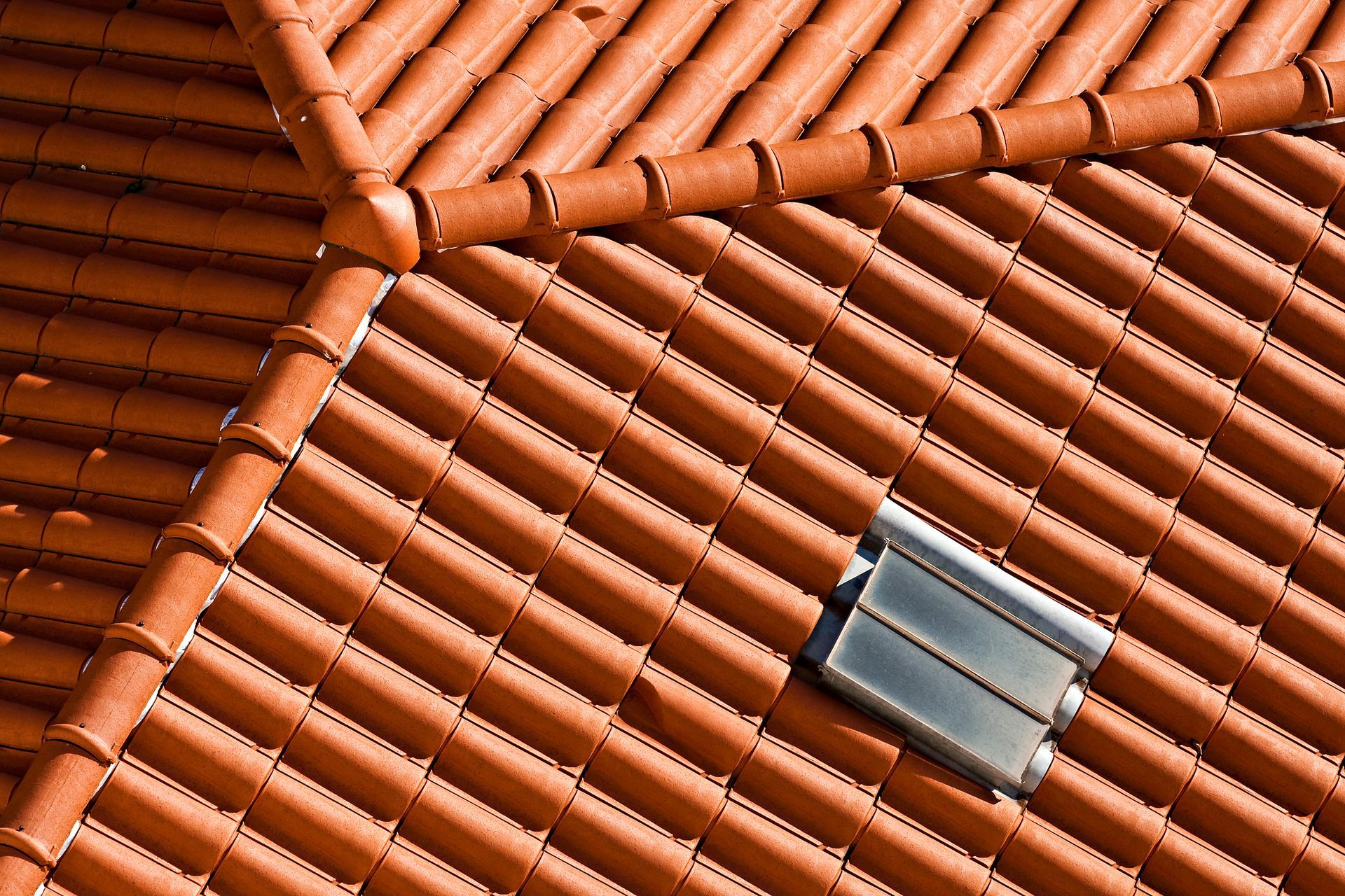 Toiture en tuiles de terre cuite avec une ventilation à solin métallique