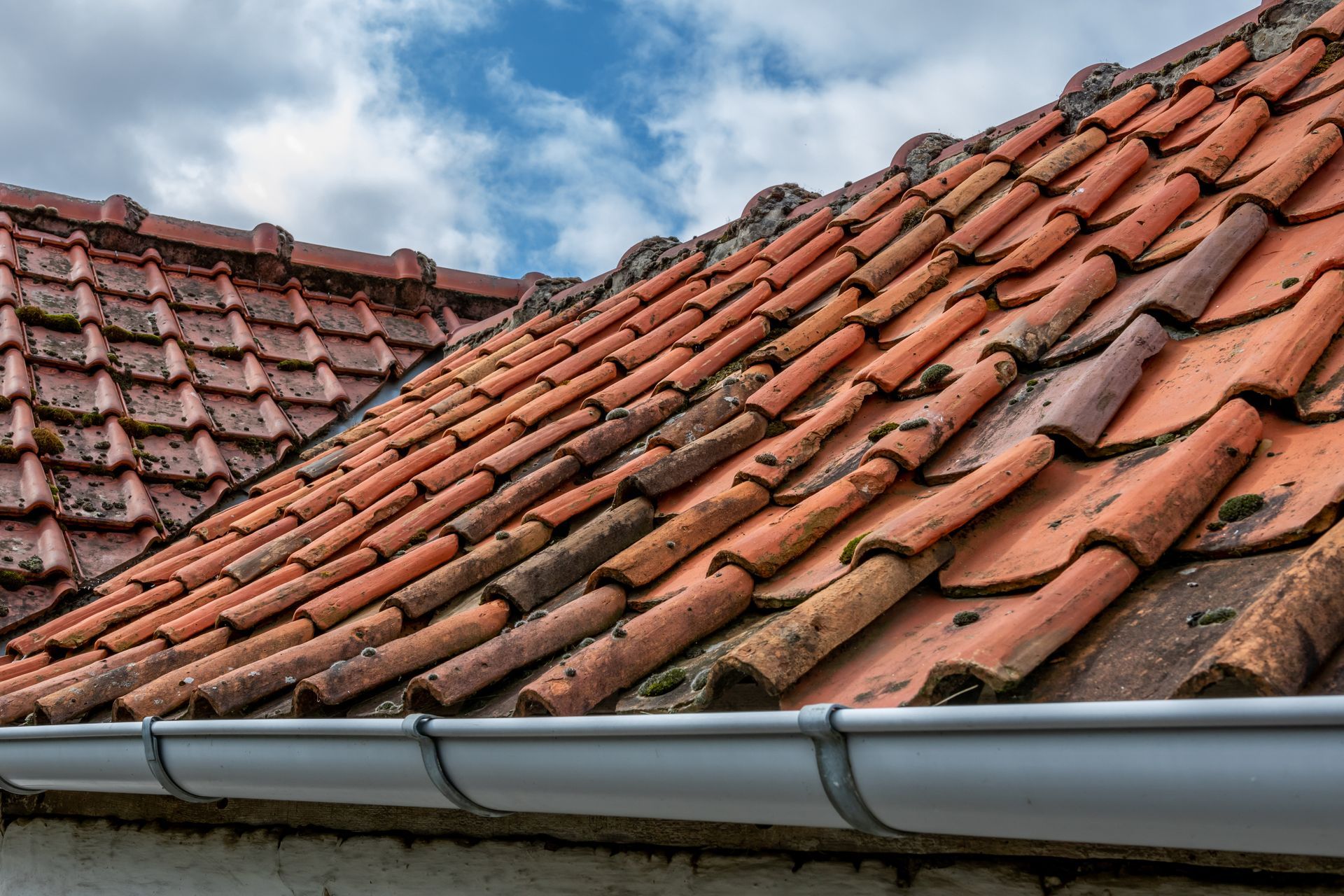Vieux toit faîtier recouvert de tuiles en terre cuite sales