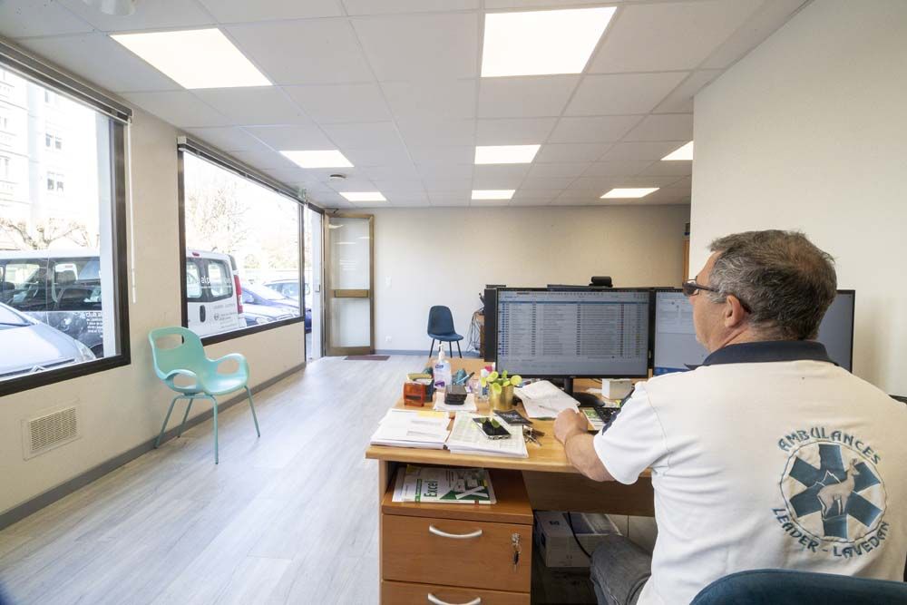Ambulancier dans son bureau