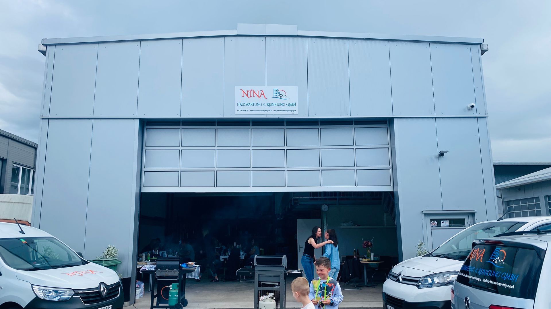 Ein Mann mit gelben Handschuhen reinigt einen Tisch mit einem Tuch.