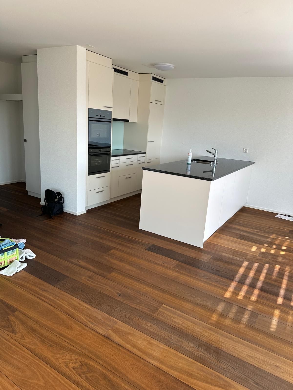 Ein blauer Eimer schwimmt auf einer Wassermasse.