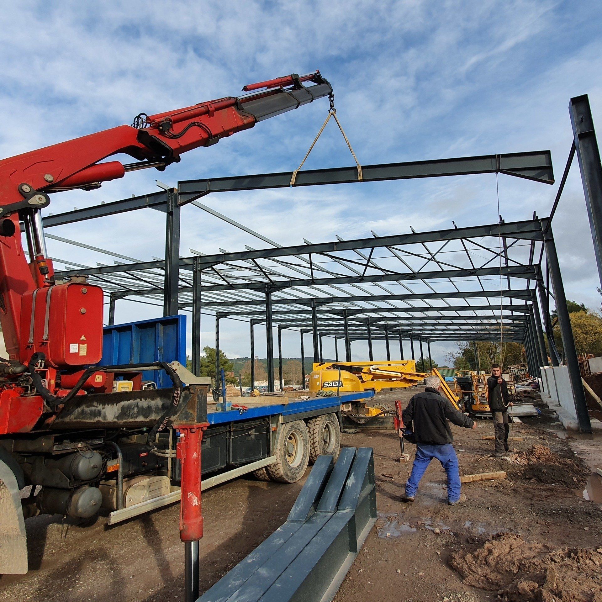 Construction de charpente et engin rouge