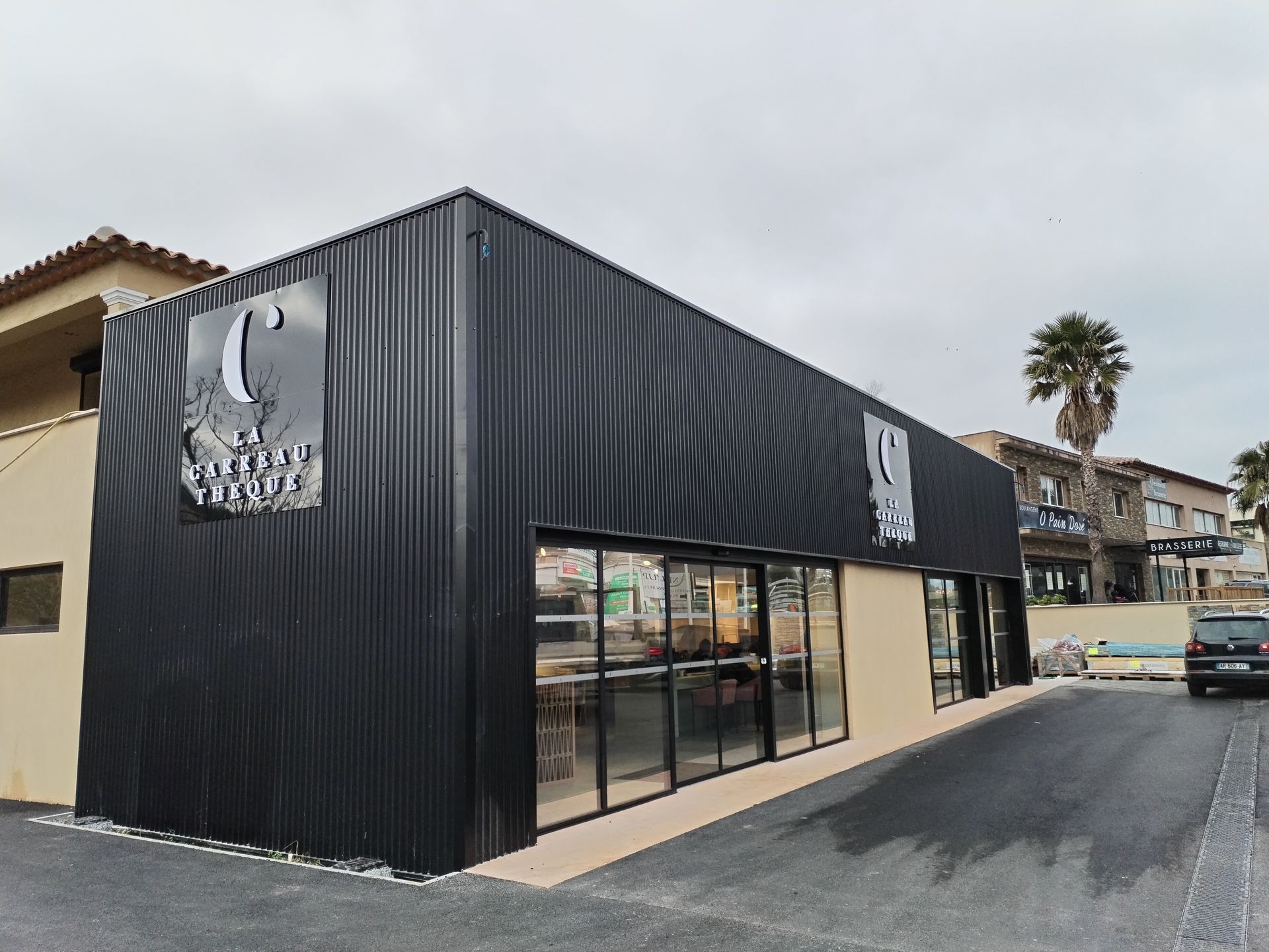 Bardage noir de la devanture d'un magasin