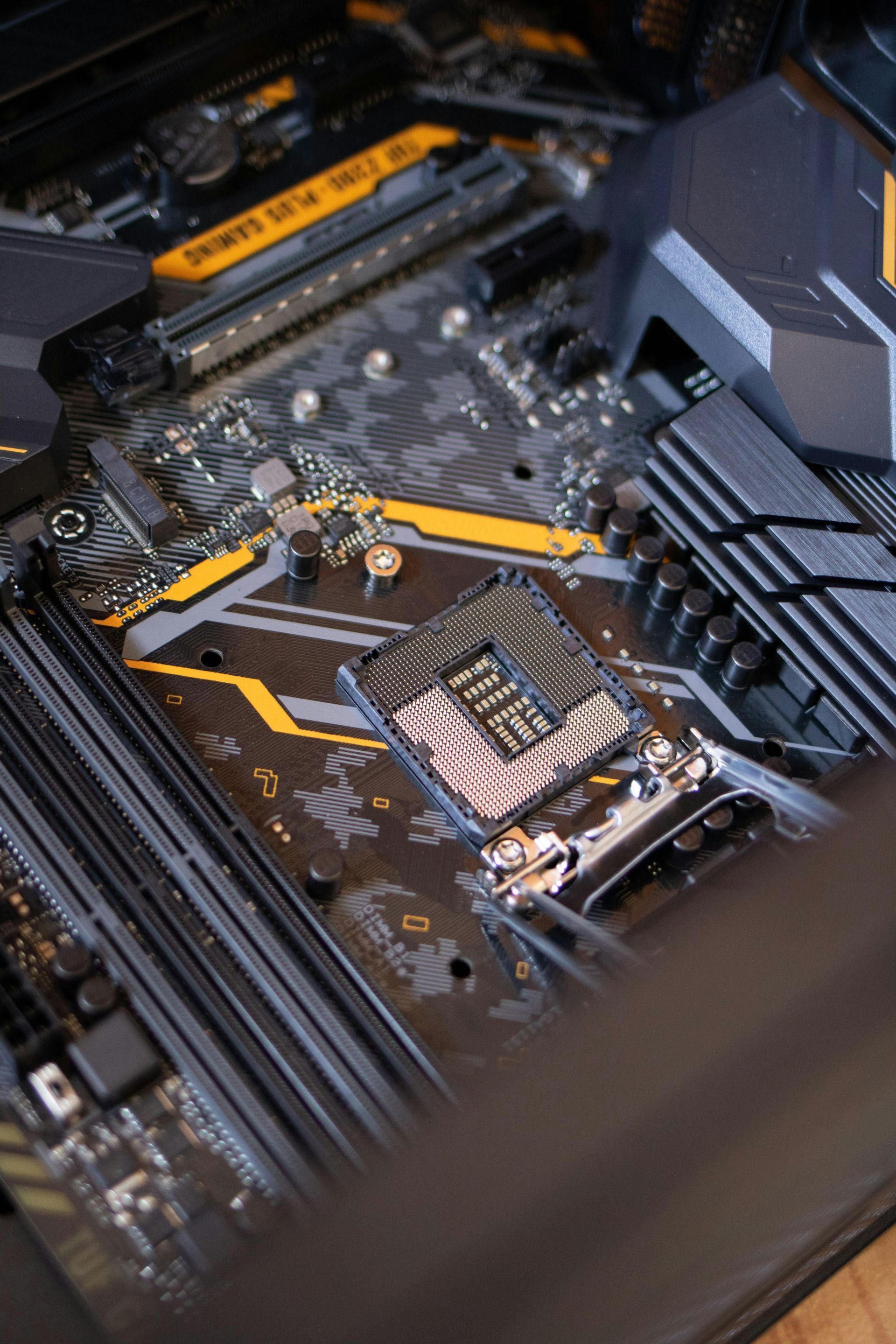 Eine Nahaufnahme eines Motherboards mit einer CPU darauf.