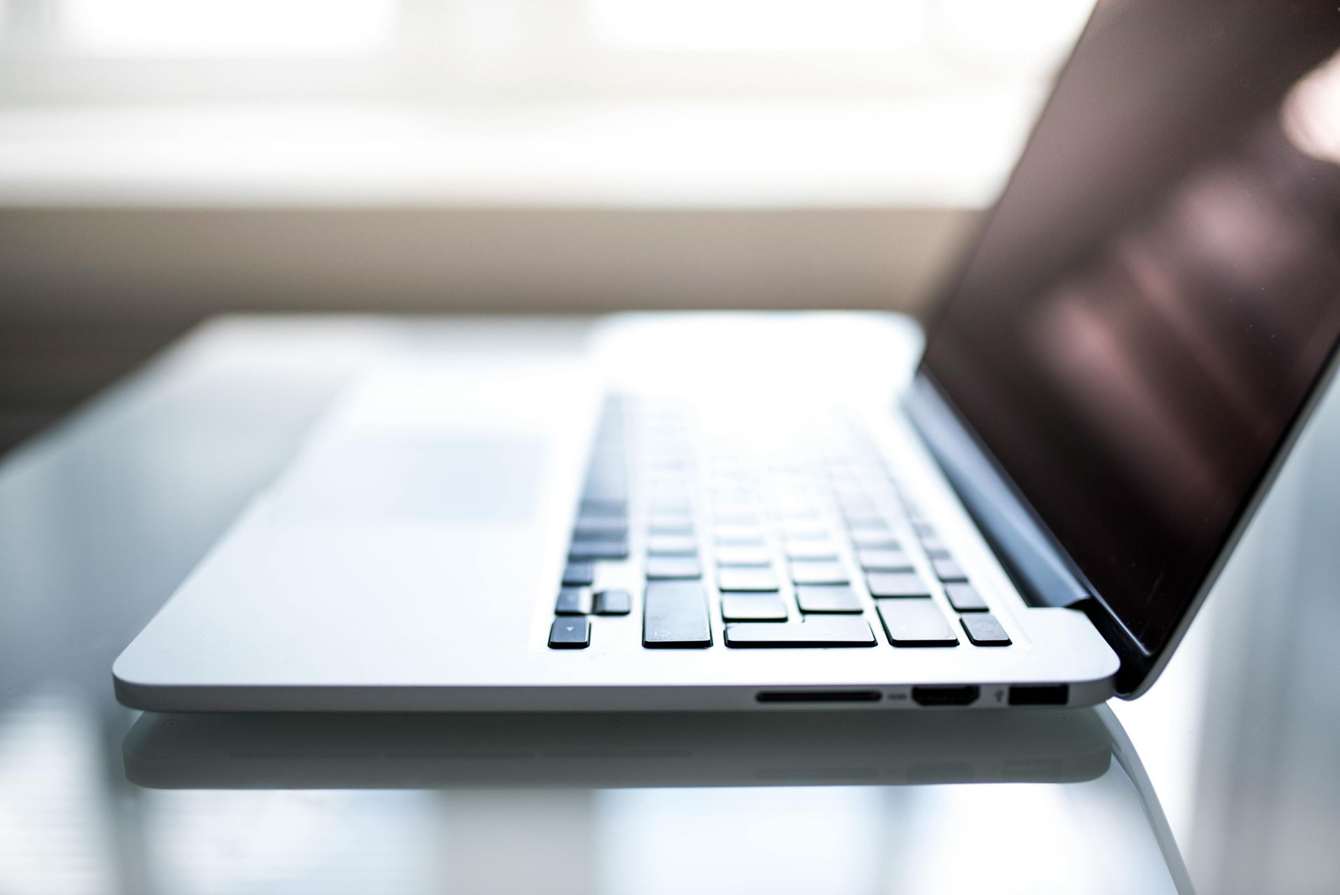 Ein Laptop ist geöffnet und steht auf einem Tisch