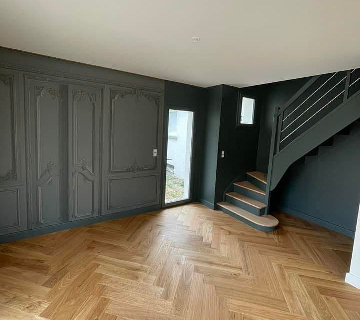 Parquet et murs gris