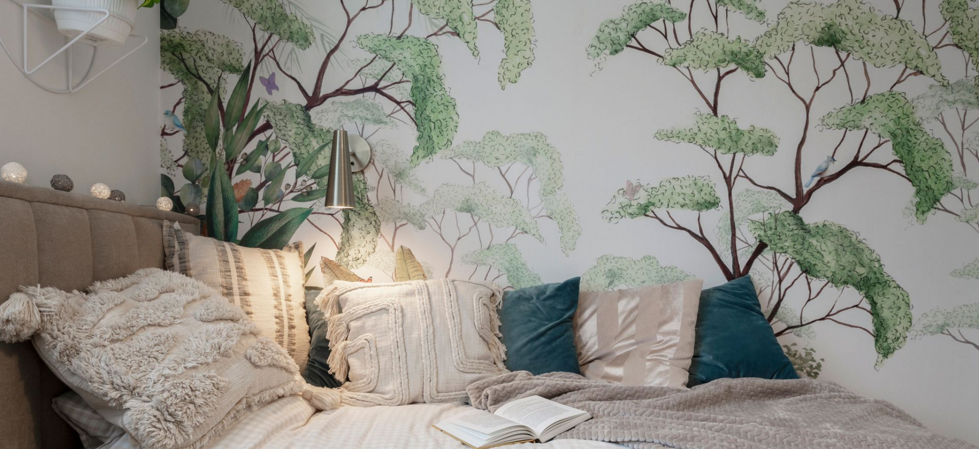 Papier peint à côté d'un lit