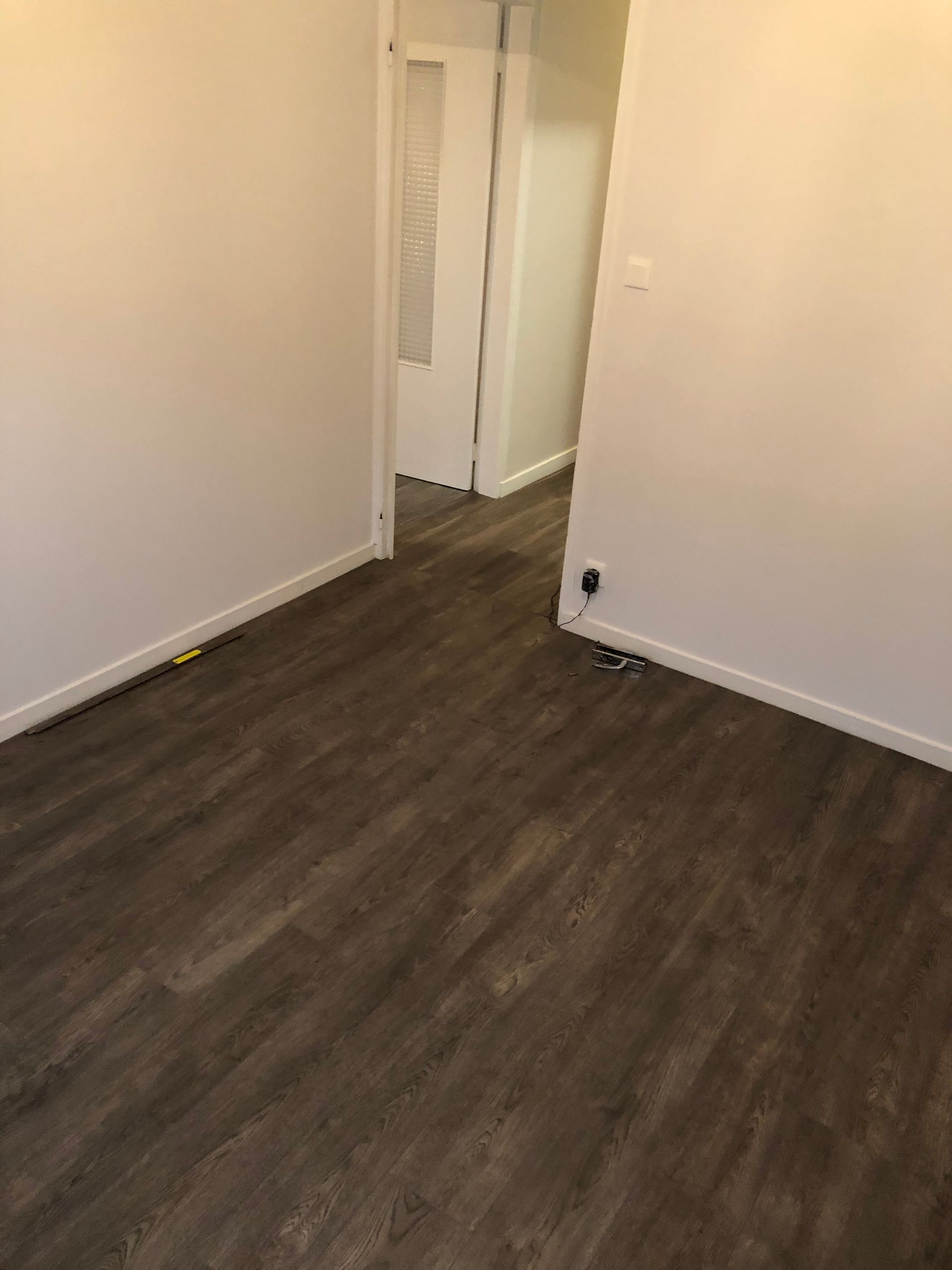 Parquet flottant sur le sol