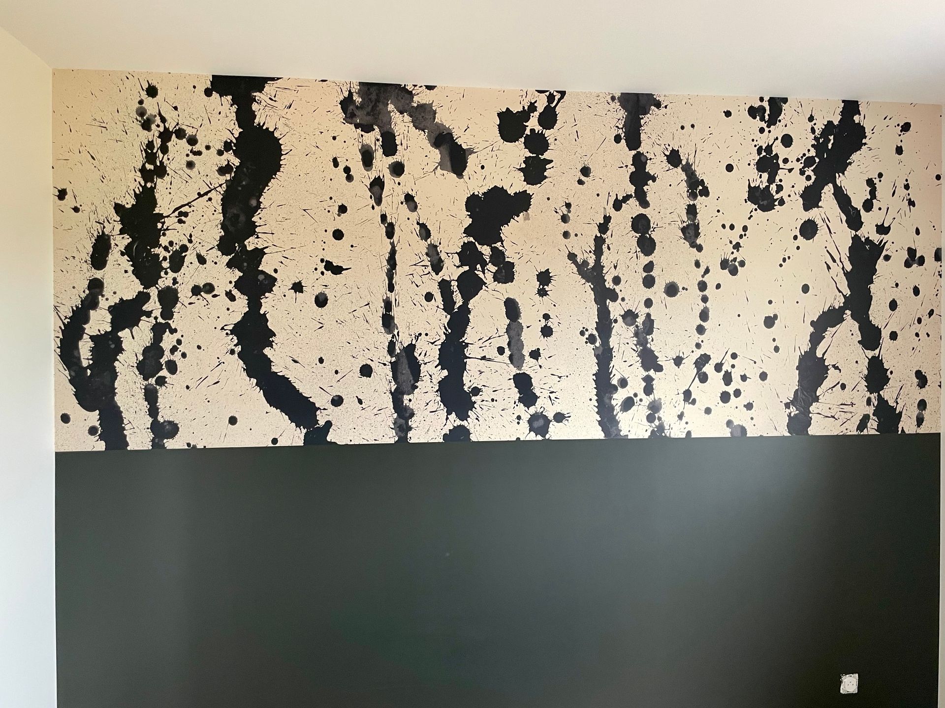Peinture tachetée sur un mur