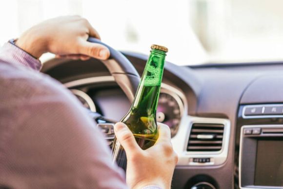 Limmat-Taxi – Eine Person mit einer Flasche Bier hinterm Steuer