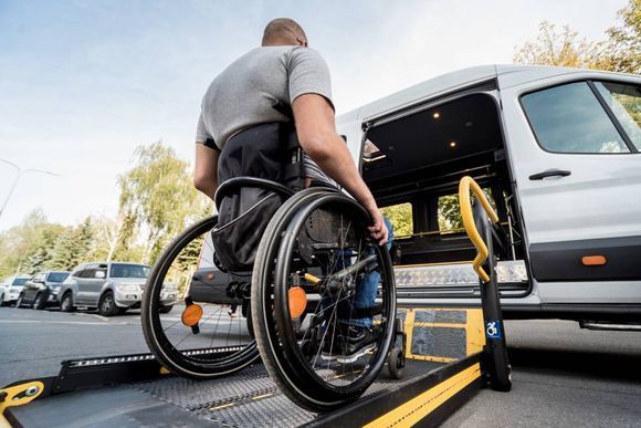 Limmat-Taxi – Eine Person im Rollstuhl steigt mithilfe einer Rampe in ein Taxi ein
