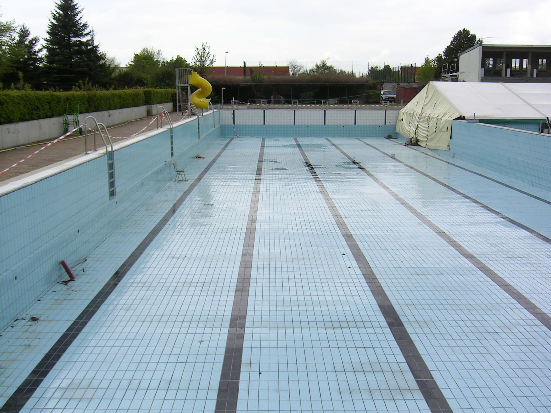 Ein leeres Schwimmbecken, blau gefliest