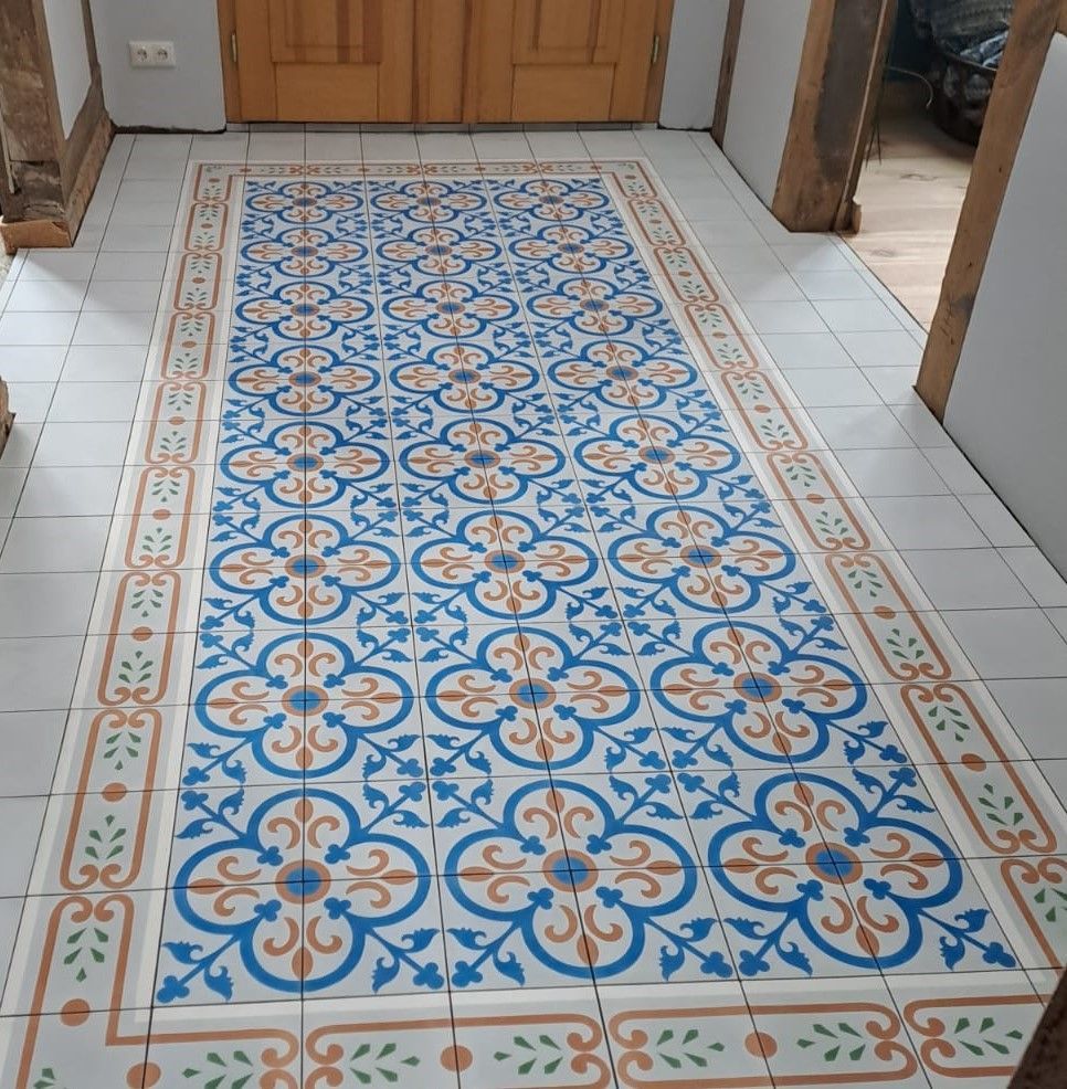 Ein mediterraner, blau-weißer Fliesenboden mit floralem Muster