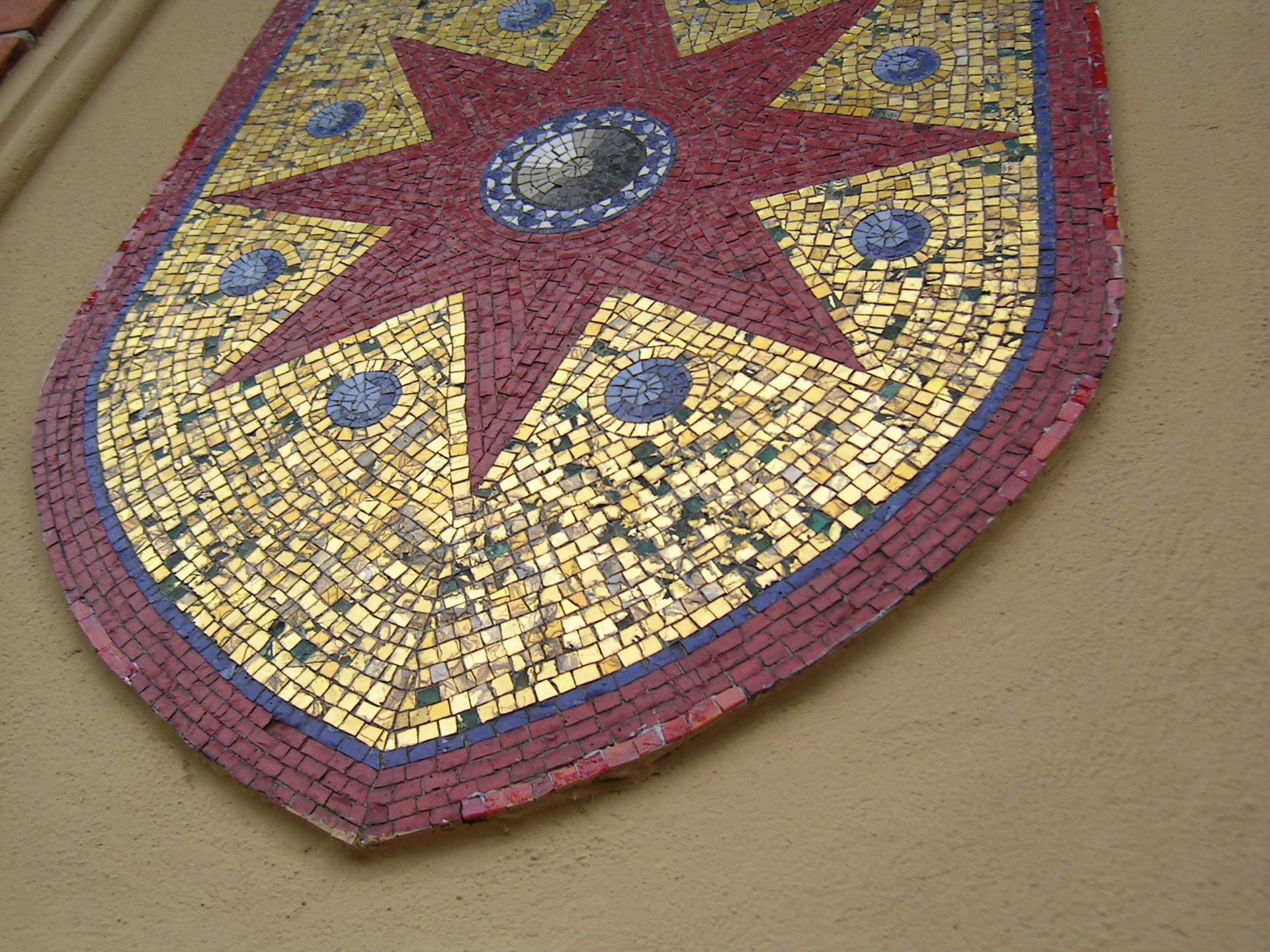 Ein Mosaikschild mit einem Stern in der Mitte